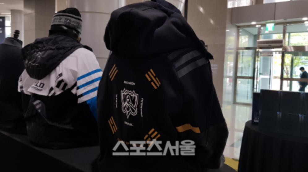 LMHT: Thiết kế quá đẹp và ý nghĩa, áo khoác CKTG 2018 phiên bản Hàn Quốc luôn trong tình trạng cháy hàng- Ảnh 2.