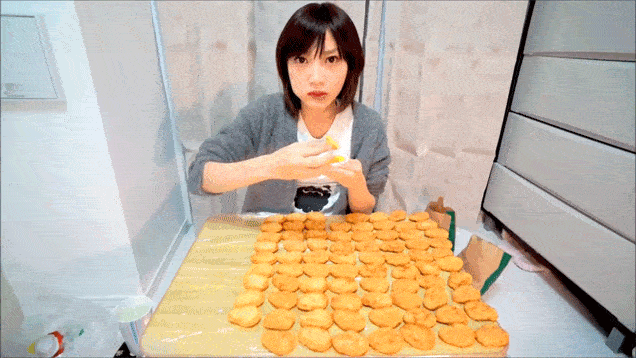 Cô gái nhỏ nhắn nổi tiếng nhất Nhật Bản với khả năng ăn mãi không biết no là gì - Ảnh 1.