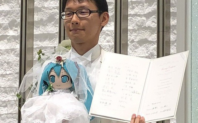Chàng trai người Nhật kết hôn với ca sĩ ảo Hatsune Miku vì không tin vào phụ nữ - Ảnh 1.