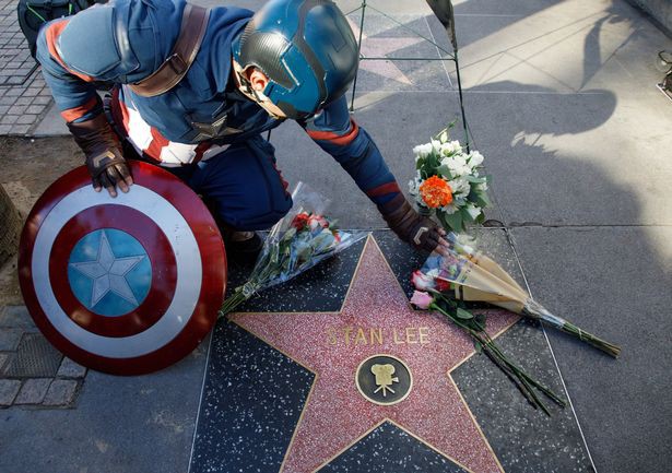Đại lộ Danh Vọng nơi các fan hâm mộ tiễn đưa Stan Lee chặng đường cuối cùng - Ảnh 4.