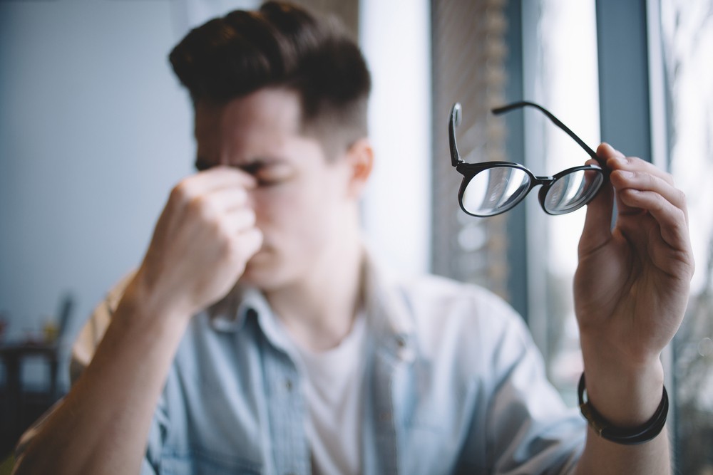 Đeo kính có khiến độ cận của bạn tăng nhanh hơn không?