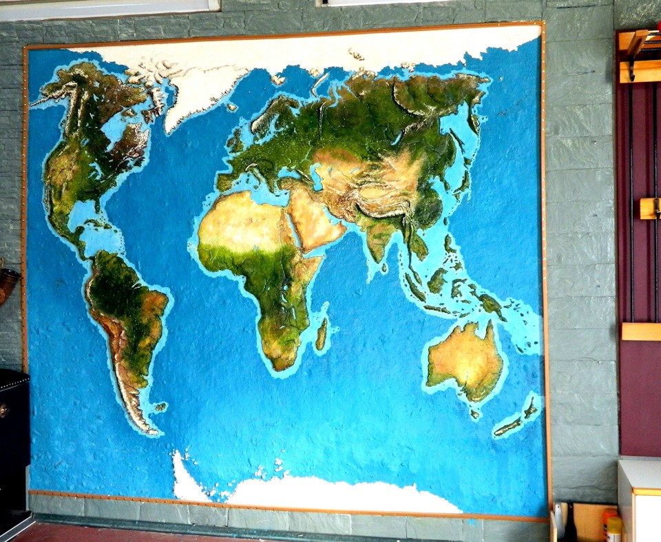Anh chàng này đã tự làm bản đồ thế giới 3D trên tường chất như nước cất như thế nào? - Ảnh 19.