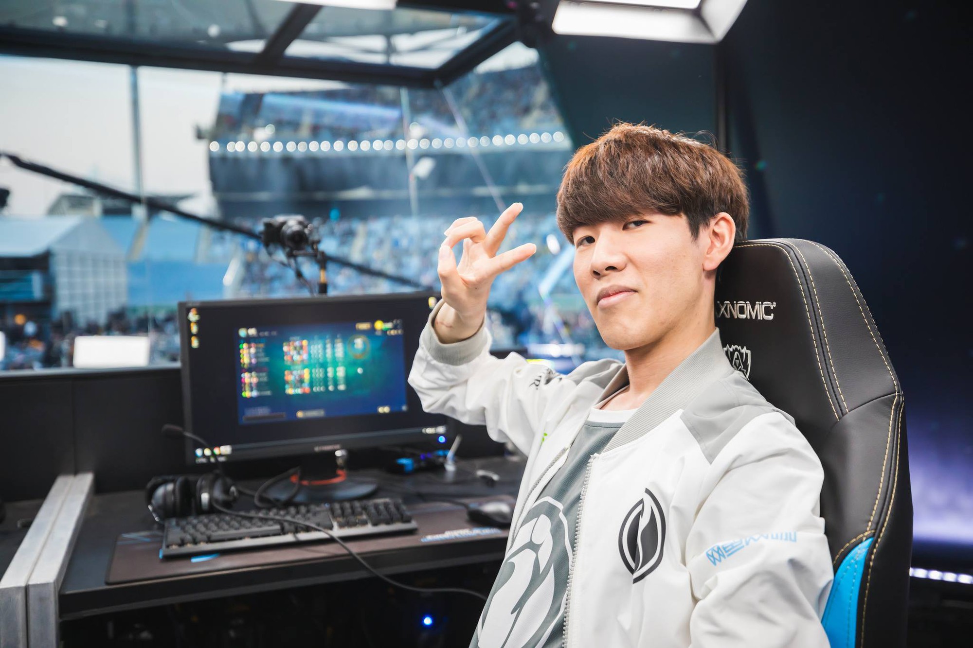 Esports player. League of Legend киберспортсмены. Faker корейский игрок в League of Legends.