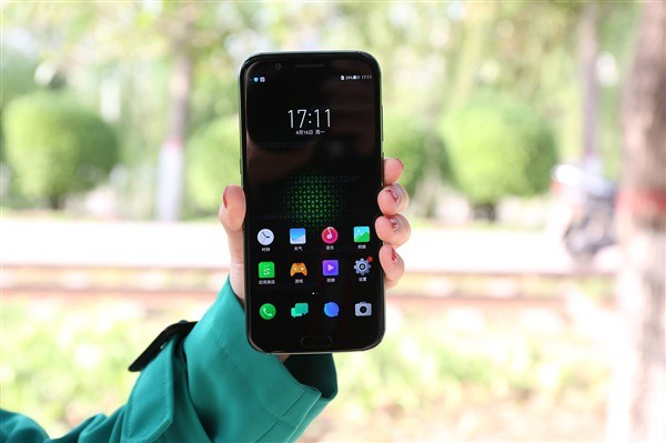 Xiaomi bắt đầu giảm giá smartphone chơi game Black Shark - Ảnh 1.