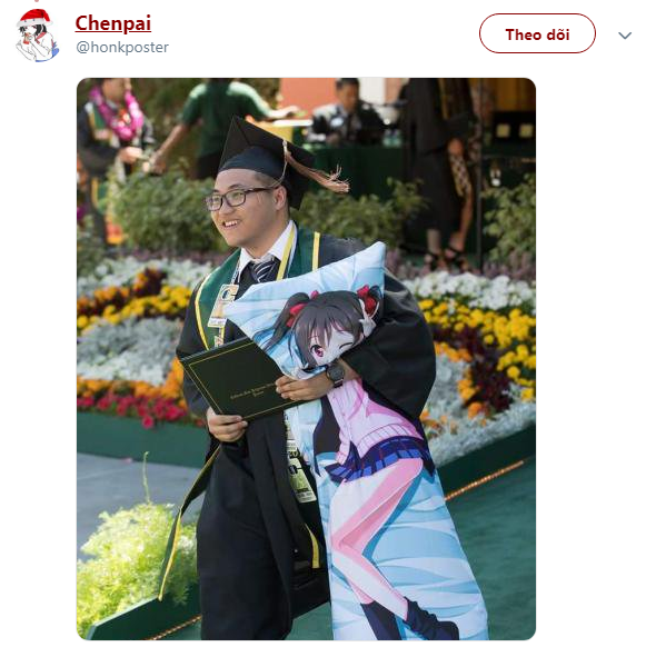 Fan cuồng otaku vác cả gối in hình cô gái anime đi tham dự lễ tốt nghiệp đại học - Ảnh 3.