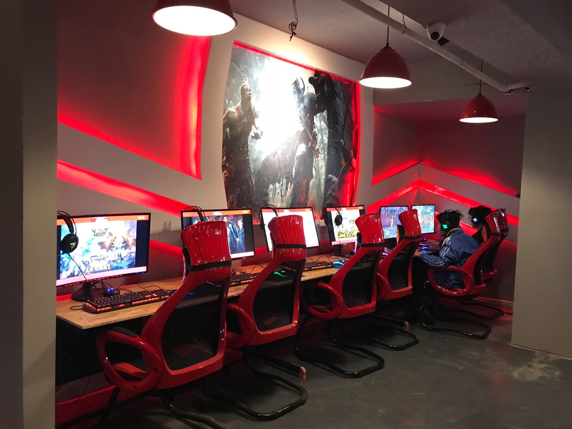 Gaming center. Гейминг центр. Гейм центр для подростков. Netland клуб. Ред Стэйл игровой центр.