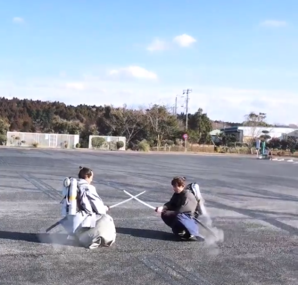 Video lạ nhất trong ngày: 2 samurai đeo ba lô phản lực đấu kiếm Nhật trên không - Ảnh 4.