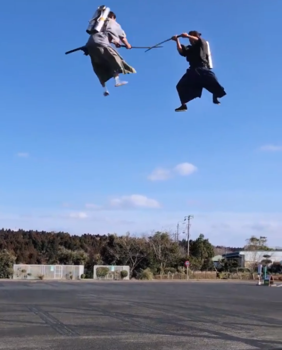 Video lạ nhất trong ngày: 2 samurai đeo ba lô phản lực đấu kiếm Nhật trên không - Ảnh 5.