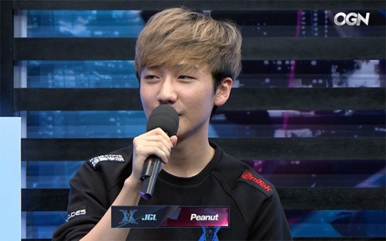 
Peanut đã giành được MVP trong ván đầu tiên nhờ con bài Olaf
