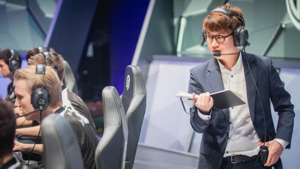 
Peanut đã hỏi cả HLV SSong (HLV cũ của ROX Tigers và hiện giờ là TSM) và Huni trước khi quyết định đem Olaf ra sử dụng
