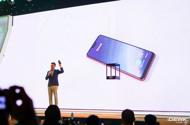 Oppo F7 chính thức ra mắt tại Việt Nam: màn hình tai thỏ, camera selfie AI 25 MP, mặt lưng phủ gương, giá lên kệ 7,99 triệu đồng - Ảnh 2.