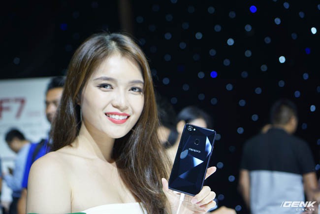 Oppo F7 chính thức ra mắt tại Việt Nam: màn hình tai thỏ, camera selfie AI 25 MP, mặt lưng phủ gương, giá lên kệ 7,99 triệu đồng - Ảnh 1.