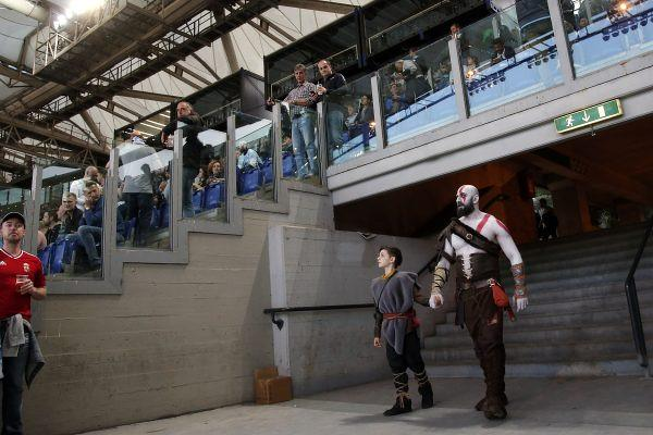 Tranh thủ game chưa ra mắt, cha con nhà Kratos rủ nhau đi xem derby thành Rome - Ảnh 3.