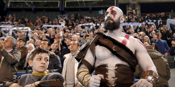 Tranh thủ game chưa ra mắt, cha con nhà Kratos rủ nhau đi xem derby thành Rome - Ảnh 1.