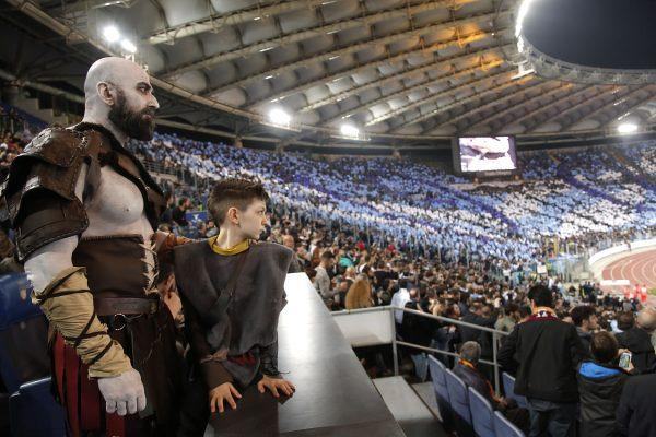 Tranh thủ game chưa ra mắt, cha con nhà Kratos rủ nhau đi xem derby thành Rome - Ảnh 2.