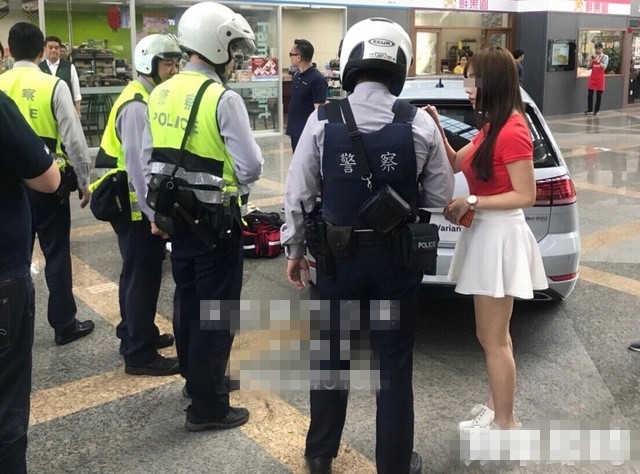 
Nữ streamer Chu Doanh Hân giải thích với cảnh sát về vụ việc
