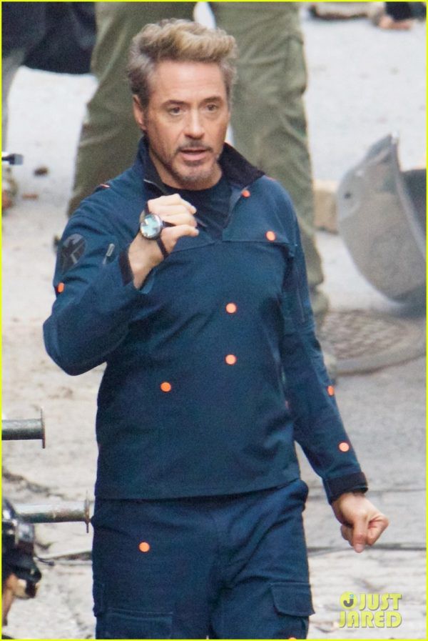 
Iron Man đeo thiết bị như đồng hồ thời gian?
