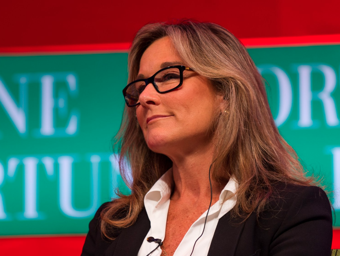 Dõi theo cuộc hành trình của Angela Ahrendts, từ một cô gái sống ở thị trấn  nhỏ trở thành giám đốc có lương cao nhất Apple, gấp đôi CEO Tim Cook