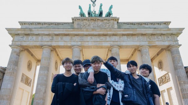 
Các thành viên Ascension Gaming tranh thủ đi thăm quan thủ đô Berlin của nước Đức
