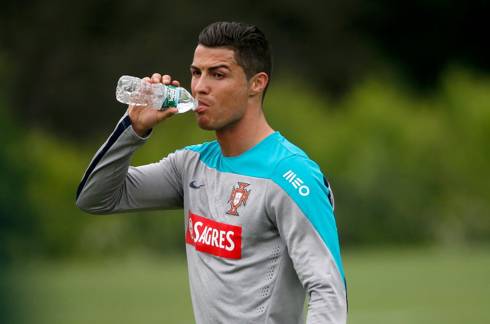 Đây là ảnh chụp những bữa ăn của Cristiano Ronaldo: Không uống rượu và cực kỳ thích cá