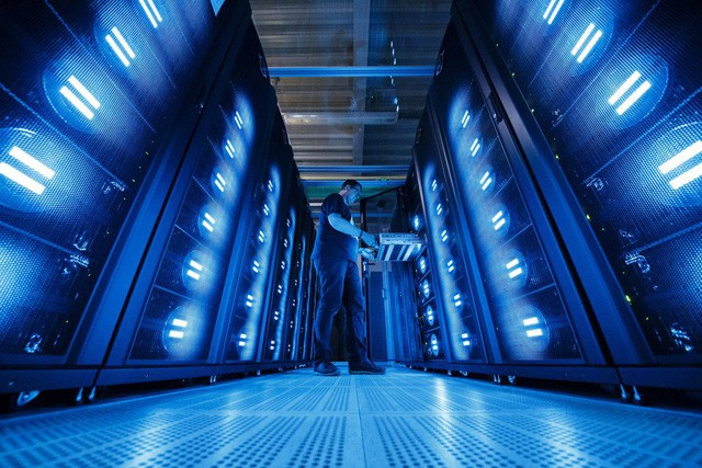 
Siêu máy tính của Mỹ hoạt động trên 4.600 máy chủ và 10 petabyte bộ nhớ, có thể thực hiện hơn 200 triệu tỷ phép tính/giây.
