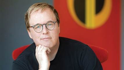 
Nhà làm phim Brad Bird – người đứng sau thành công của Gia Đình Siêu Nhân cũng như giọng lồng tiếng đanh đá đỉnh cao của chuyên gia thời trang Edna “E” Mode
