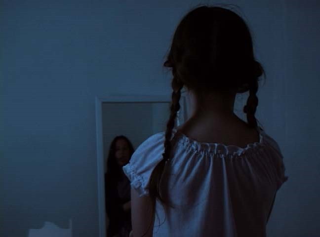 
Một nhân vật luôn gắn liền với chiếc gương nhà bạn vào ban đêm
