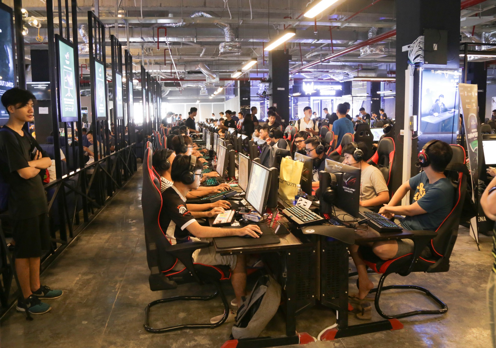 Tới thăm Vikings Esports Arena Cyber game 'triệu đô' mới mở cửa tại
