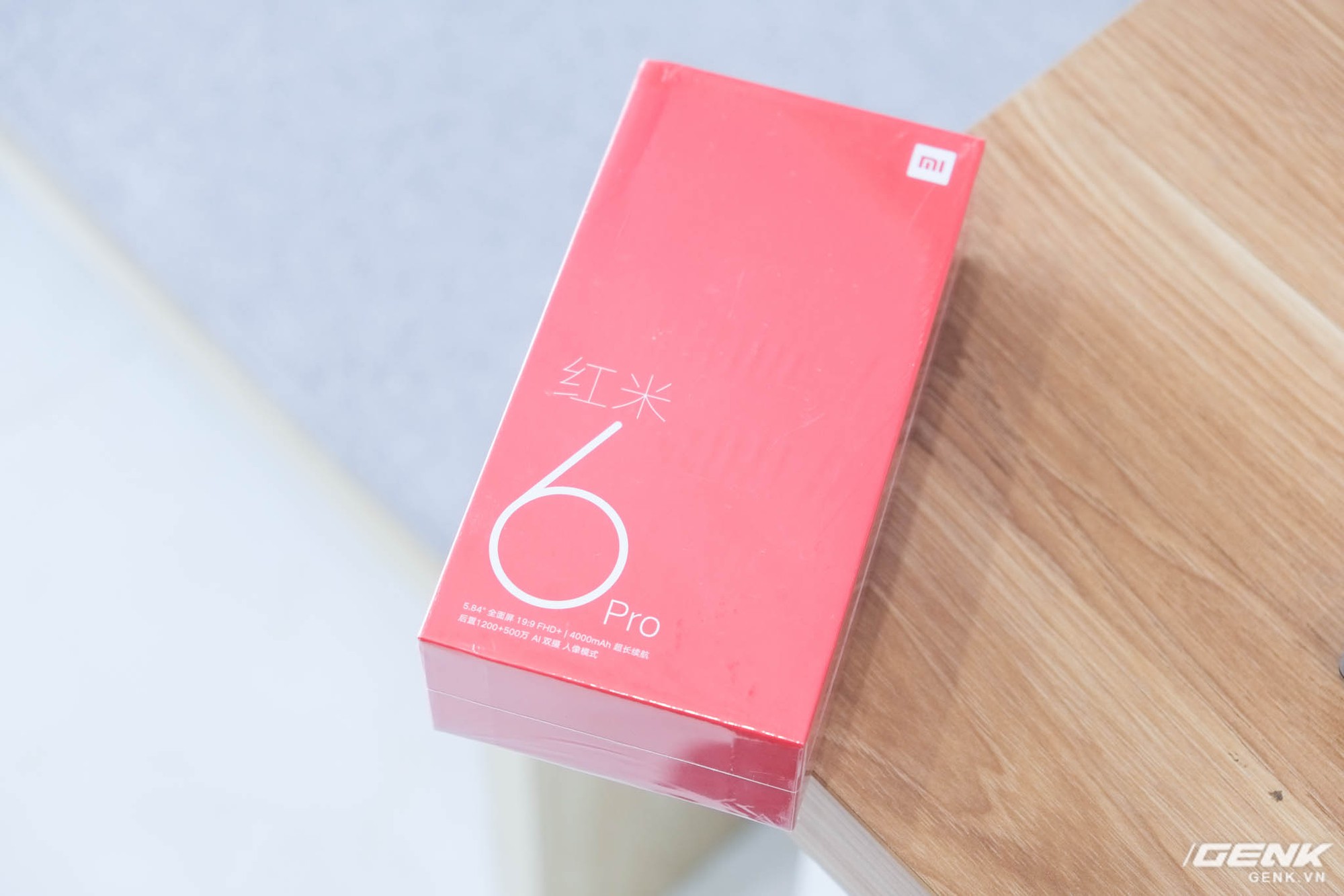 Mở hộp Xiaomi Redmi 6 Pro vừa về VN: Tai thỏ rẻ nhất của Xiaomi