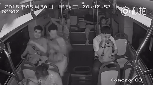 
Video trích xuất từ camera giám sát từ bên trong xe bus cho thấy, chiếc ba lô đeo ngược đặt trên đùi của chàng trai tuổi bất ngờ phát nổ, lửa bốc cao khiến hành khách xung quanh hoảng sợ
