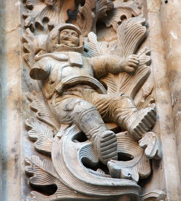
Tại nhà thờ Ieronminus của thành phố Salamanca, Tây Ban Nha, hình ảnh điêu khắc của một phi hành gia đã được tìm thấy tại một bức tường lớn của nhà thờ này.
