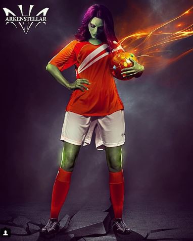 Bỏng mắt với hình ảnh các nữ siêu anh hùng Marvel hóa thân thành cầu thủ bóng đá - Ảnh 4.