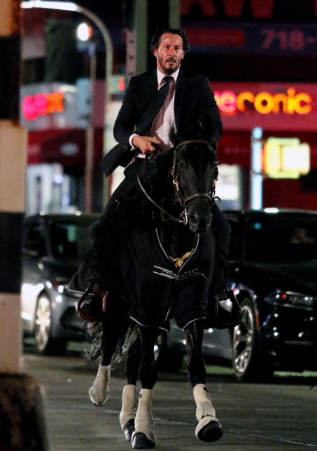 Chán đi ô tô, John Wick chuyển sang cưỡi ngựa trong ảnh hậu trường - Ảnh 3.
