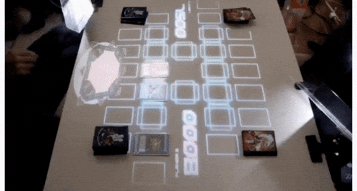 Cuối cùng thì chiếc bàn chơi bài ma thuật như trong Yu-Gi-Oh! cũng xuất hiện ngoài đời thực - Ảnh 3.