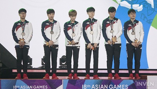 Tiếp tục để thua Trung Quốc tại Asian Games 2018, các tuyển thủ LMHT Hàn Quốc chỉ nói Tôi xin lỗi khi lên sân khấu nhận huy chương - Ảnh 1.