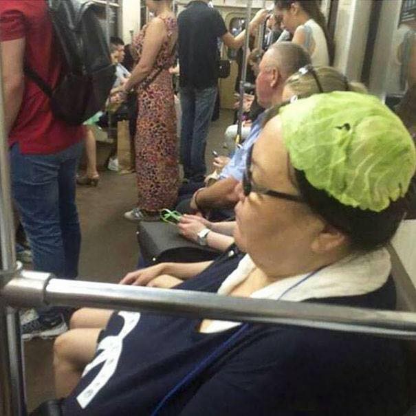 Những hình ảnh hài hước chỉ có trên tàu điện ngầm: Từ chị gái thái rau tới Pikachu thò tay ôm cột - Ảnh 12.
