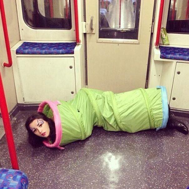Những hình ảnh hài hước chỉ có trên tàu điện ngầm: Từ chị gái thái rau tới Pikachu thò tay ôm cột - Ảnh 32.