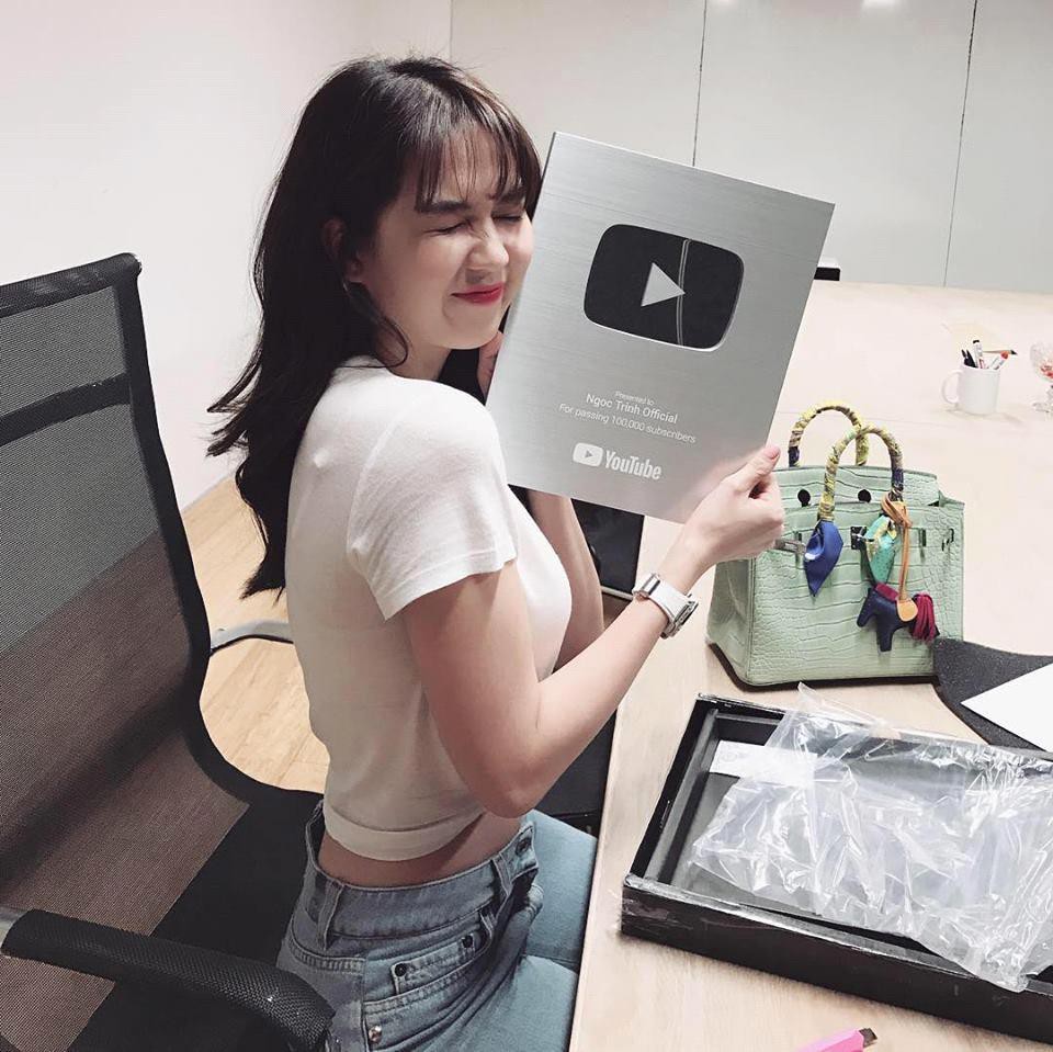 Một năm tập làm youtuber, Ngọc Trinh đã nhận được nút bạc