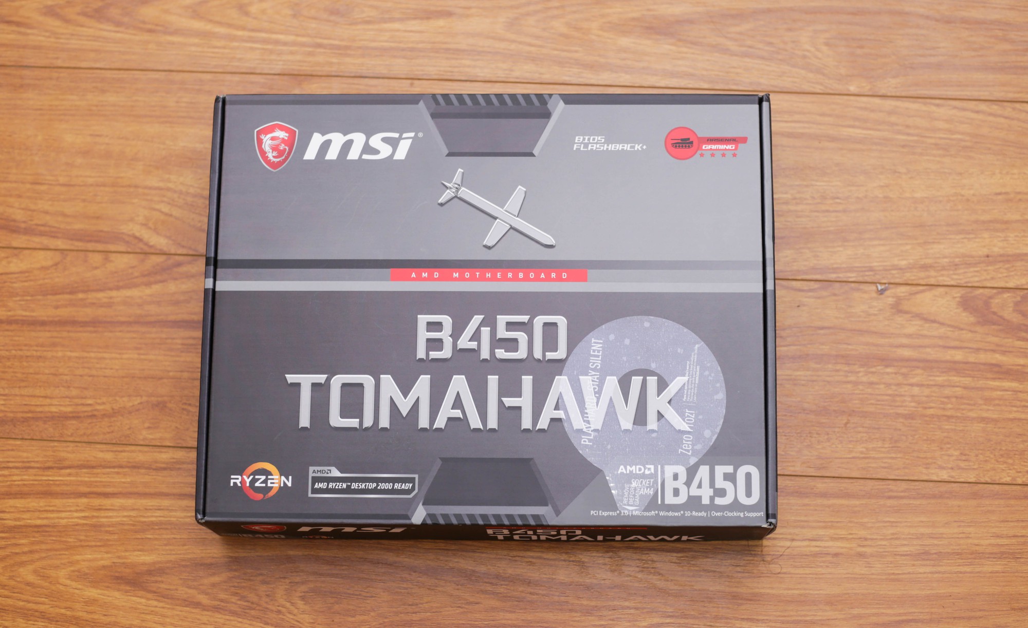 MSI B450 Tomahawk - Bo mạch chủ đẹp người đẹp cả nết cho máy tính chiến game tầm trung - Ảnh 1. MSI B450 Tomahawk - Bo mạch chủ đẹp người đẹp cả nết cho máy tính chiến game tầm trung - Ảnh 1.