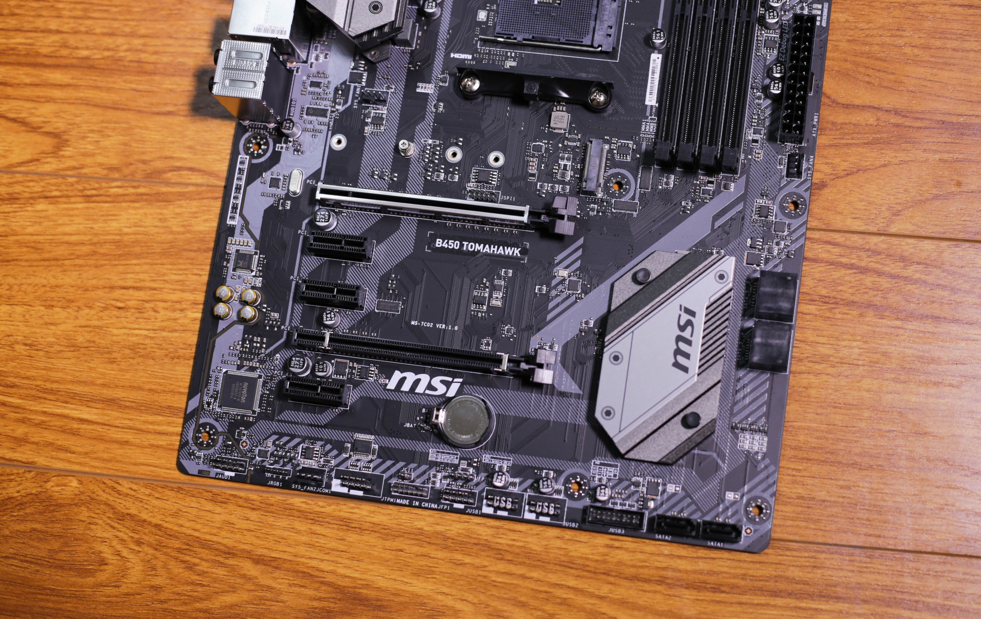 MSI B450 Tomahawk - Bo mạch chủ đẹp người đẹp cả nết cho máy tính chiến game tầm trung - Ảnh 8. MSI B450 Tomahawk - Bo mạch chủ đẹp người đẹp cả nết cho máy tính chiến game tầm trung - Ảnh 8.