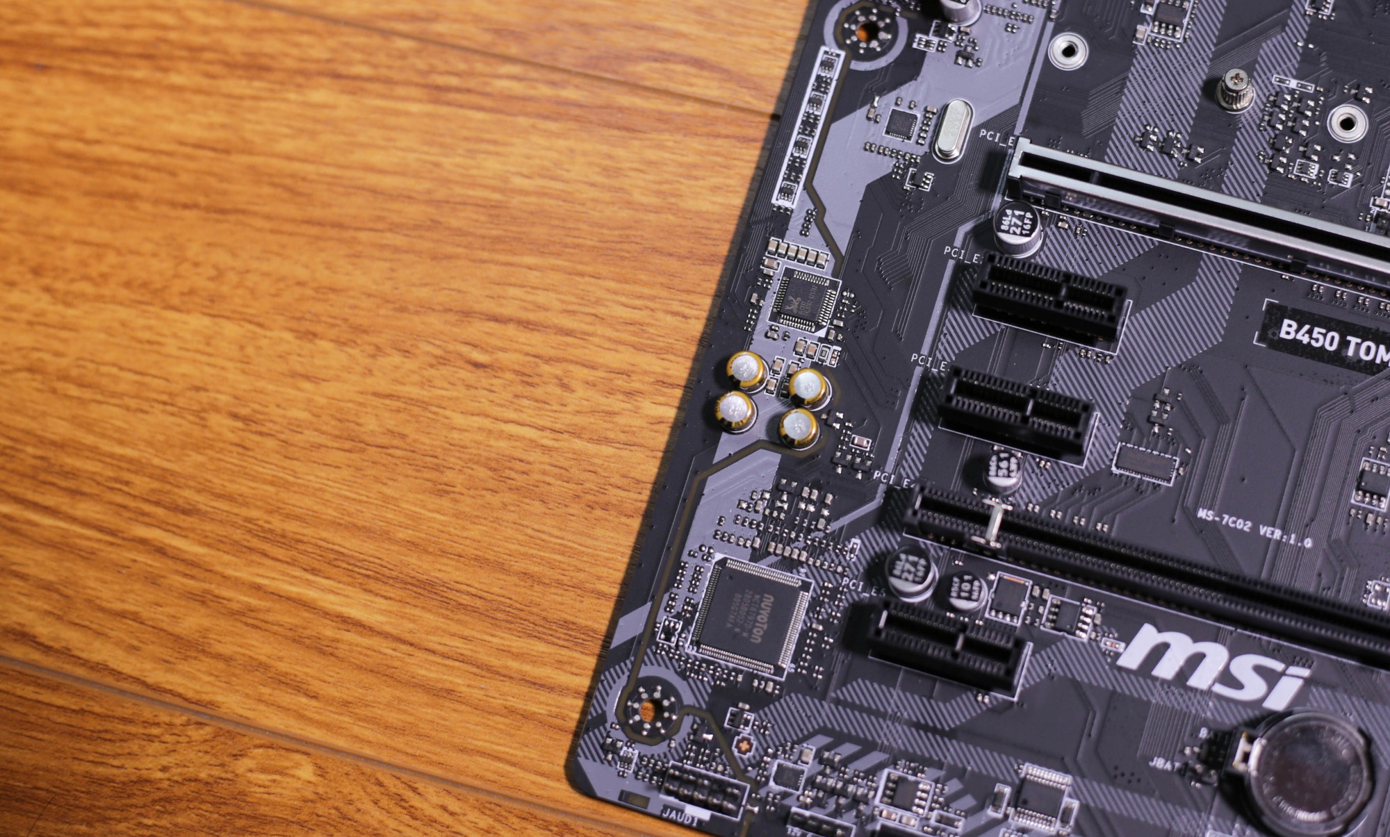 MSI B450 Tomahawk - Bo mạch chủ đẹp người đẹp cả nết cho máy tính chiến game tầm trung - Ảnh 10. MSI B450 Tomahawk - Bo mạch chủ đẹp người đẹp cả nết cho máy tính chiến game tầm trung - Ảnh 10.