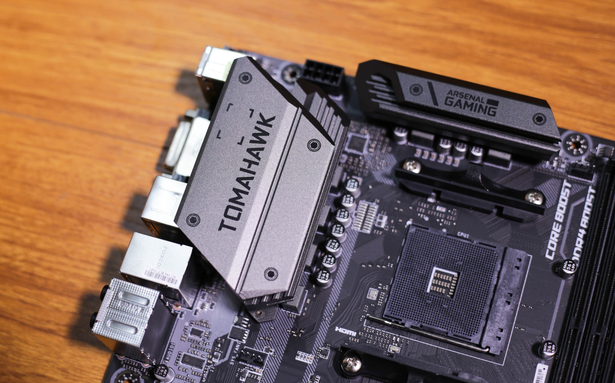 MSI B450 Tomahawk - Bo mạch chủ đẹp người đẹp cả nết cho máy tính chiến game tầm trung - Ảnh 5. MSI B450 Tomahawk - Bo mạch chủ đẹp người đẹp cả nết cho máy tính chiến game tầm trung - Ảnh 5.