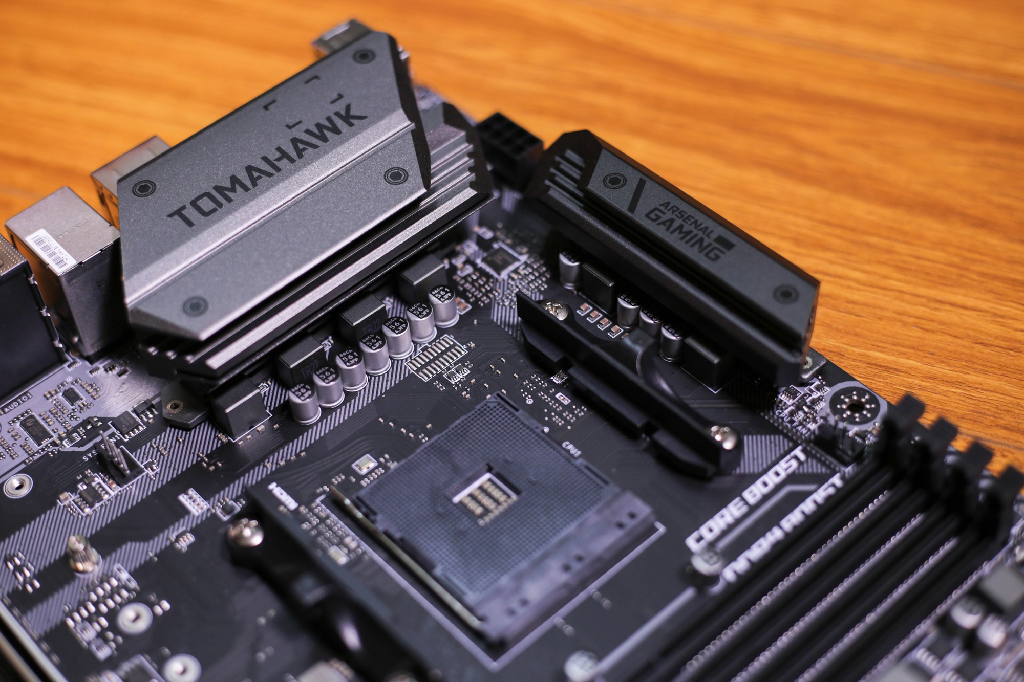 MSI B450 Tomahawk - Bo mạch chủ đẹp người đẹp cả nết cho máy tính chiến game tầm trung - Ảnh 7. MSI B450 Tomahawk - Bo mạch chủ đẹp người đẹp cả nết cho máy tính chiến game tầm trung - Ảnh 7.