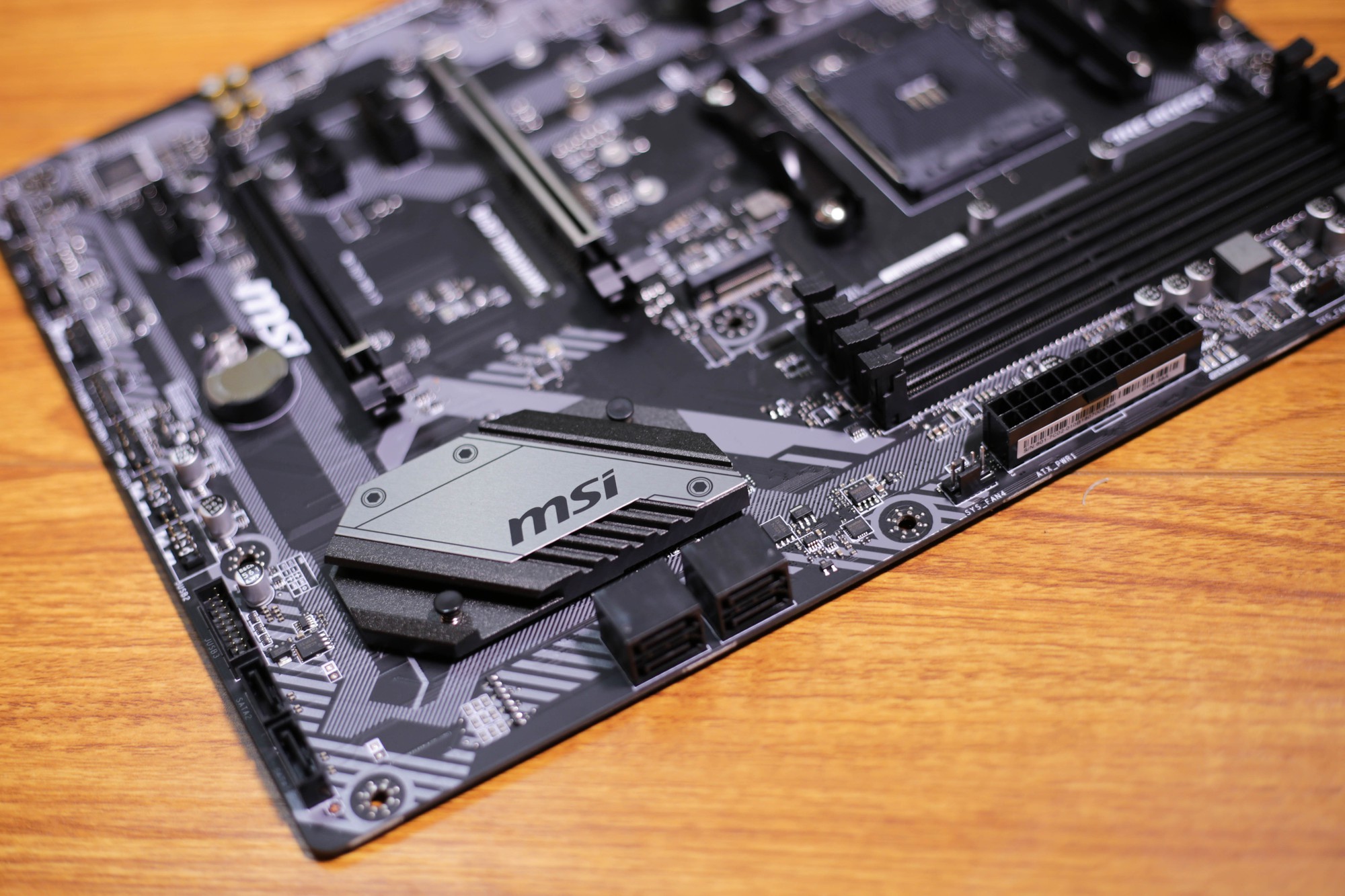 MSI B450 Tomahawk - Bo mạch chủ đẹp người đẹp cả nết cho máy tính chiến game tầm trung - Ảnh 12. MSI B450 Tomahawk - Bo mạch chủ đẹp người đẹp cả nết cho máy tính chiến game tầm trung - Ảnh 12.