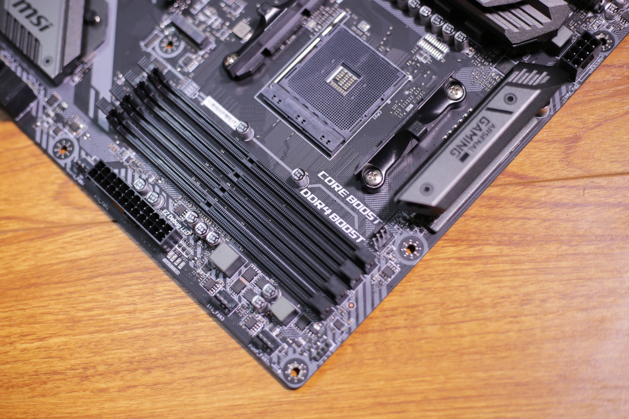 MSI B450 Tomahawk - Bo mạch chủ đẹp người đẹp cả nết cho máy tính chiến game tầm trung - Ảnh 6. MSI B450 Tomahawk - Bo mạch chủ đẹp người đẹp cả nết cho máy tính chiến game tầm trung - Ảnh 6.