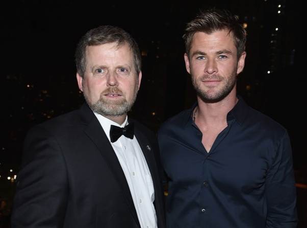“Thần sấm” Chris Hemsworth bên hình mẫu thật của anh trên phim.