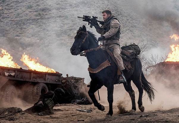 Các cảnh phim chiến đấu trên ngựa là điểm nhấn đặc biệt của 12 Strong so với các phim đề tài chiến tranh khác.