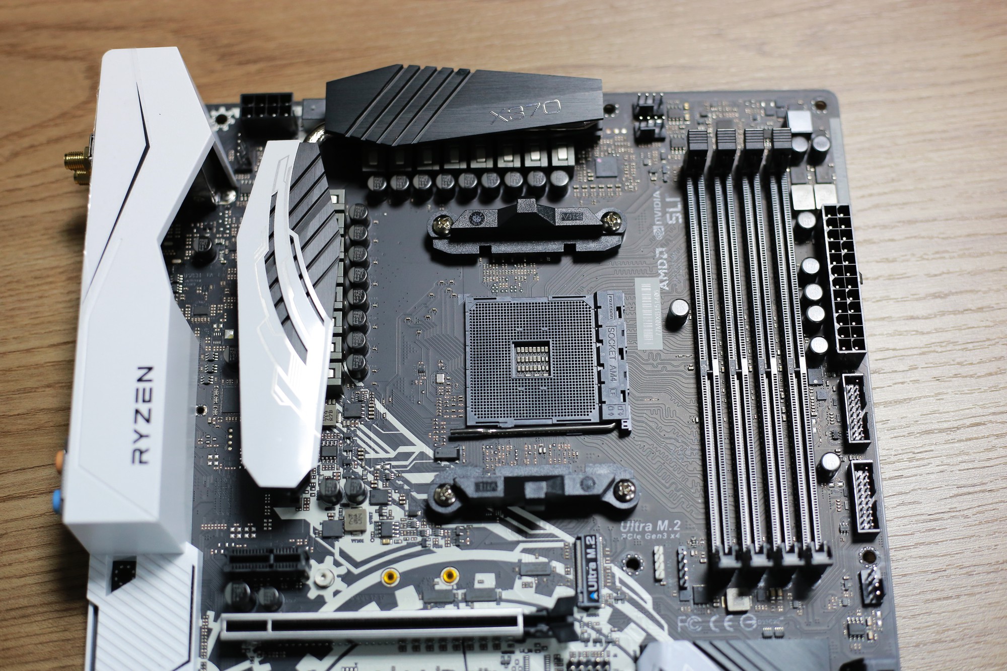 Asrock X370 Taichi Bo mạch chủ 