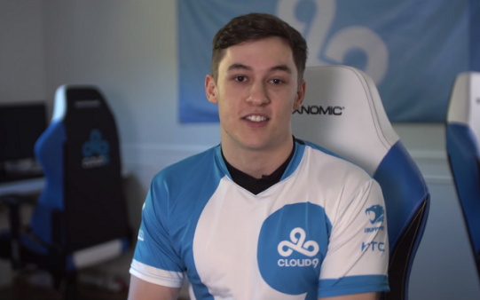 
Svenskeren trong màu áo C9
