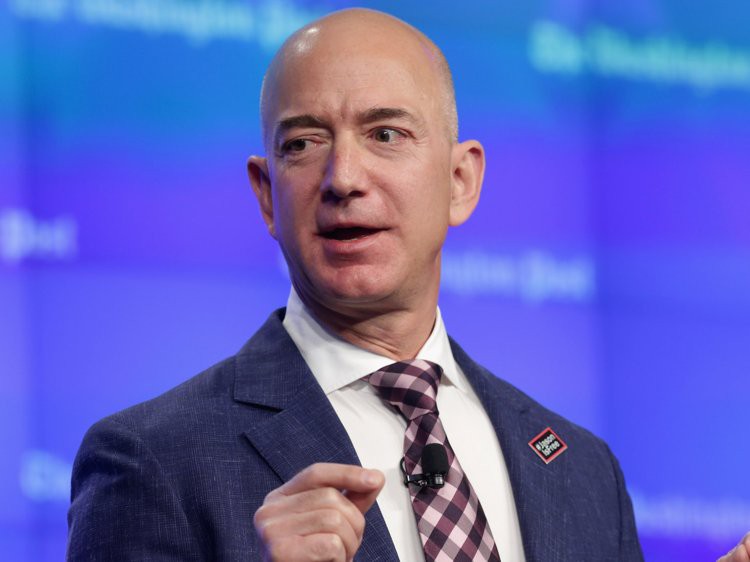 Đằng sau cuộc tình rửa bát cho vợ 25 năm vẫn ly hôn của tỷ phú giàu nhất thế giới Jeff Bezos